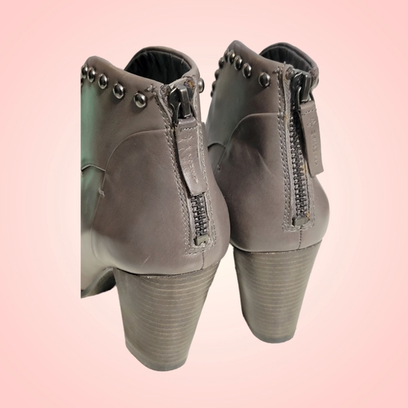 B. MAKOWSKY Gray Leather heel studded boots size 5 - Picture 4 of 8